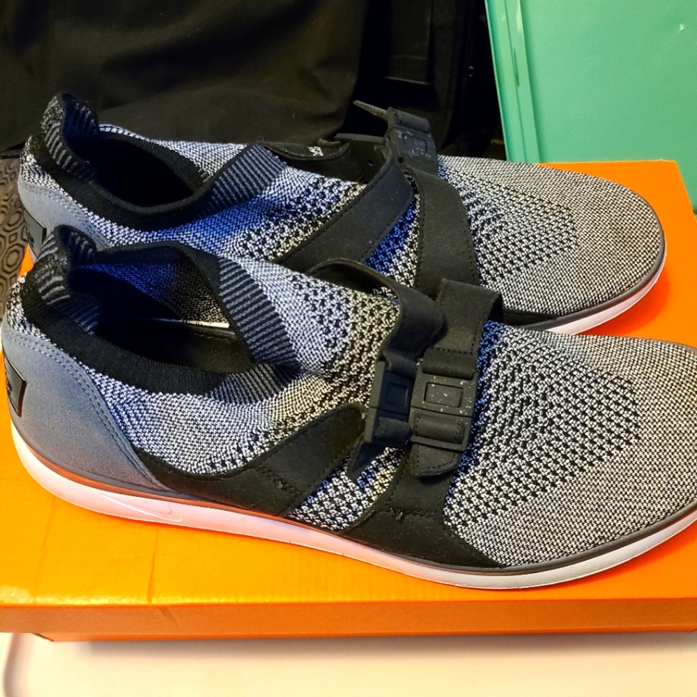 MEN'S NIKE AIR SOCKRACER FLYKNIT 10.5 BLACK WHITE